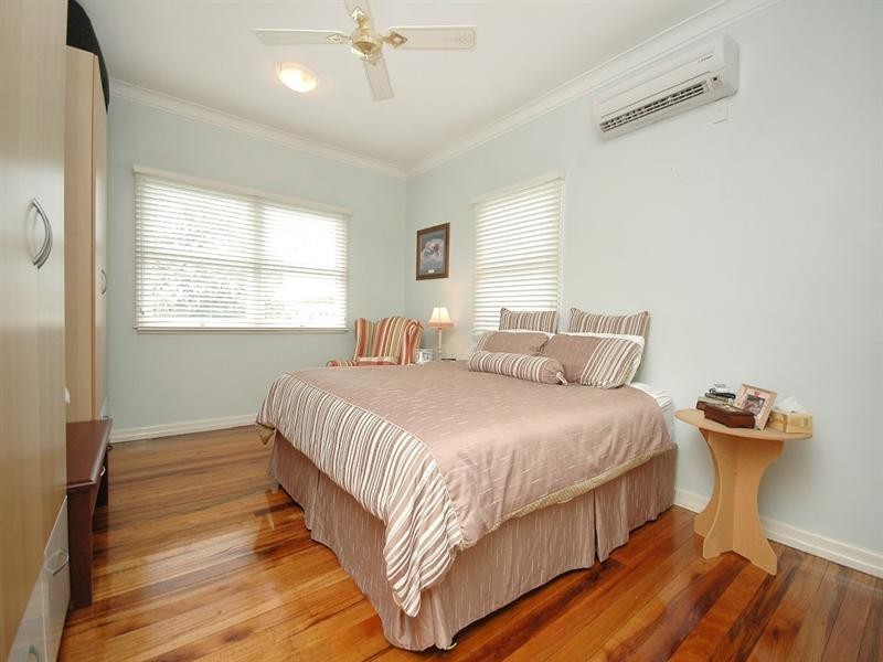 8 Gill Street, Holland Park QLD 4121