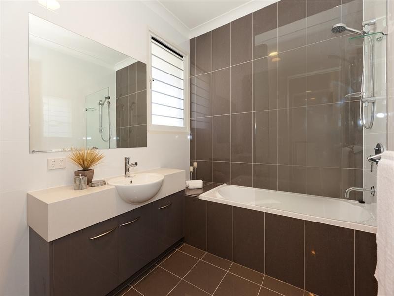 2/24 Bindaree Street, Greenslopes QLD 4120