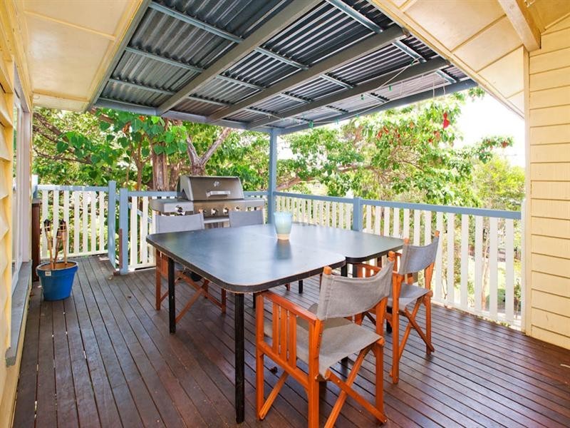 99 Holland Road, Holland Park QLD 4121