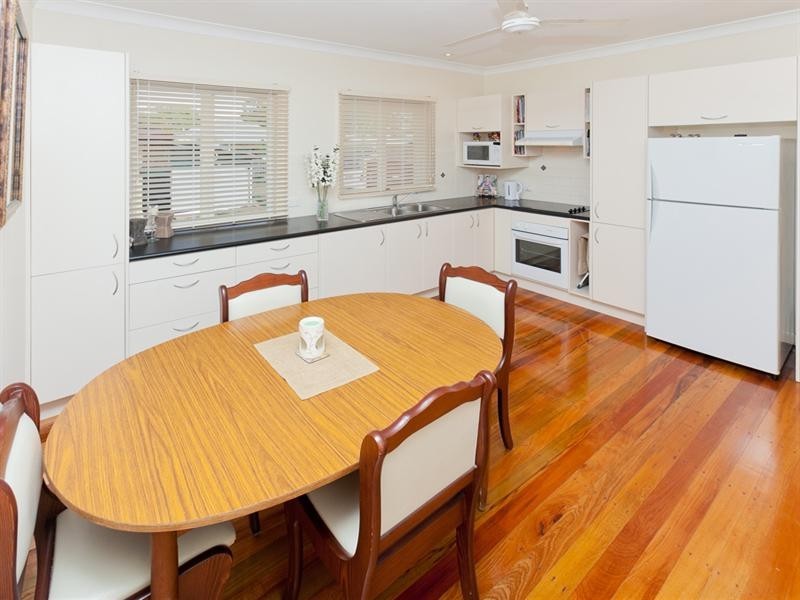 39 Sapphire Street, Holland Park QLD 4121