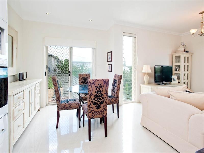 1 Miriam St (Cnr Pickthorne St), Holland Park West QLD 4121