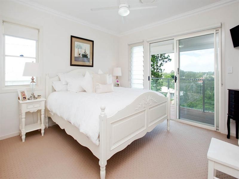 1 Miriam St (Cnr Pickthorne St), Holland Park West QLD 4121