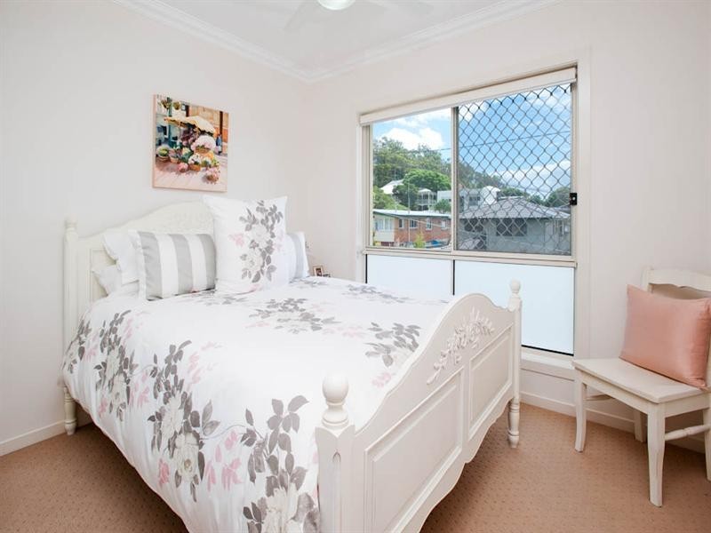 1 Miriam St (Cnr Pickthorne St), Holland Park West QLD 4121