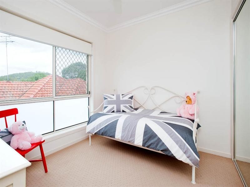 1 Miriam St (Cnr Pickthorne St), Holland Park West QLD 4121