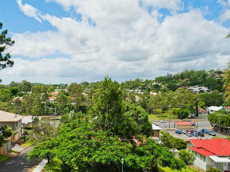 1 Miriam St (Cnr Pickthorne St), Holland Park West QLD 4121