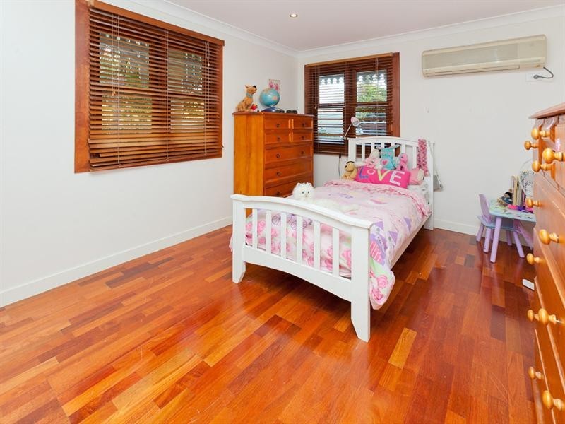 50 Burlington Street, Holland Park QLD 4121