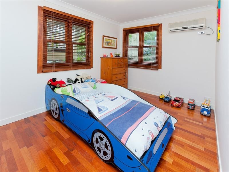 50 Burlington Street, Holland Park QLD 4121