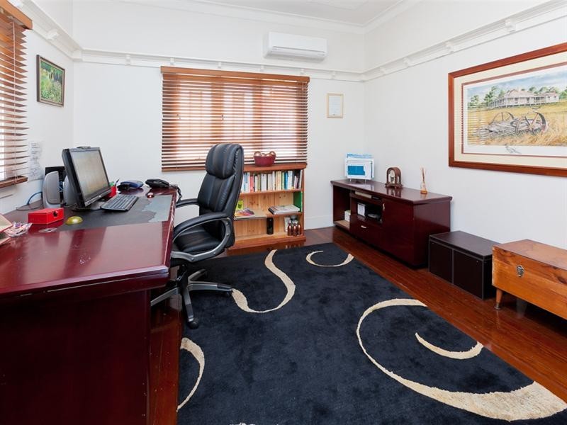 50 Burlington Street, Holland Park QLD 4121