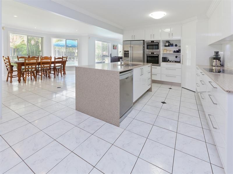 10 Engelmann Close, Carindale QLD 4152