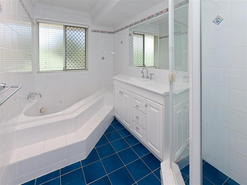 10 Engelmann Close, Carindale QLD 4152