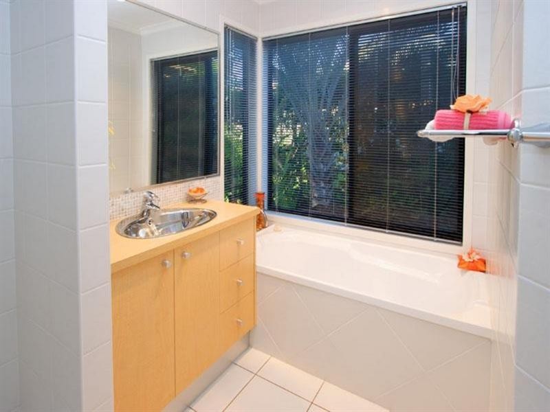 64 Bonneville Street, Holland Park West QLD 4121