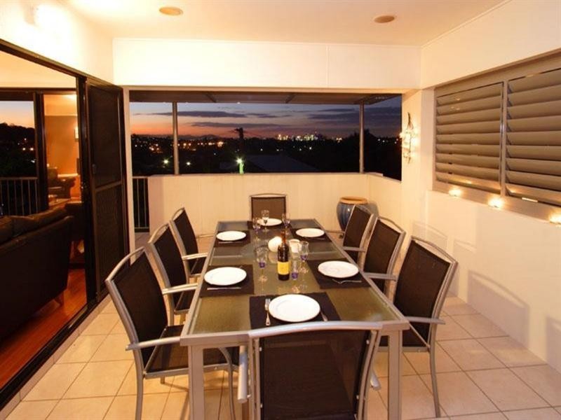 64 Bonneville Street, Holland Park West QLD 4121
