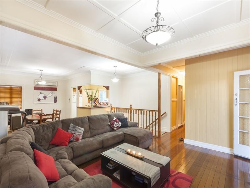 2 Murton Avenue, Holland Park QLD 4121