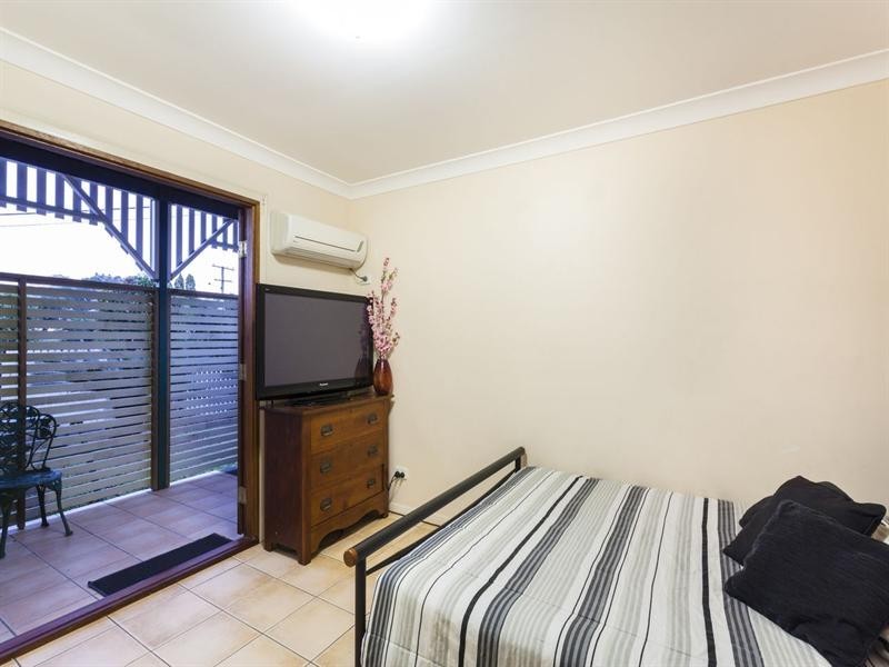 2 Murton Avenue, Holland Park QLD 4121