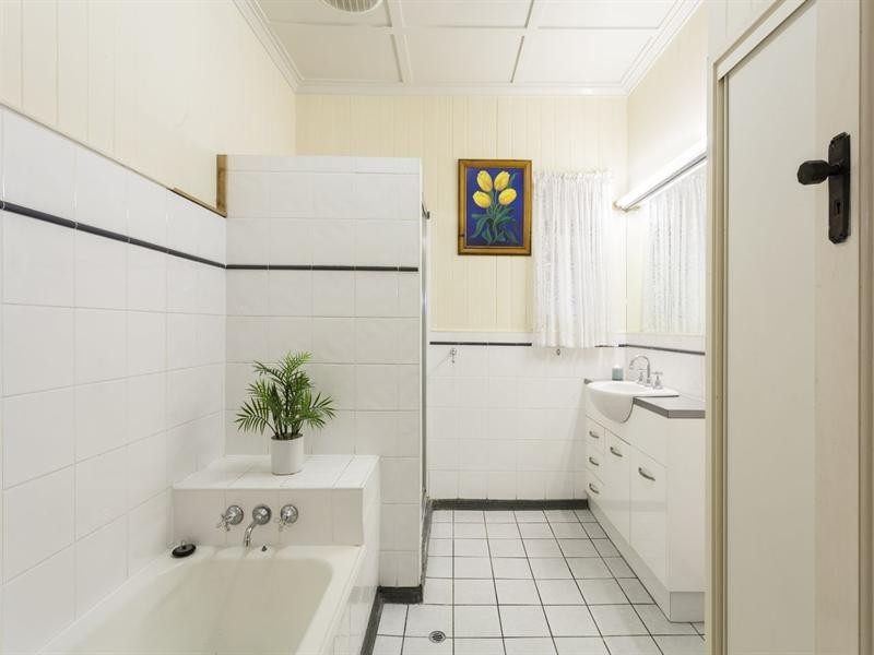 2 Murton Avenue, Holland Park QLD 4121