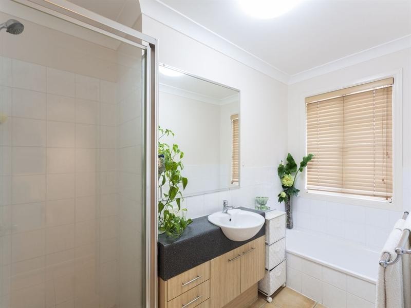 2 Murton Avenue, Holland Park QLD 4121