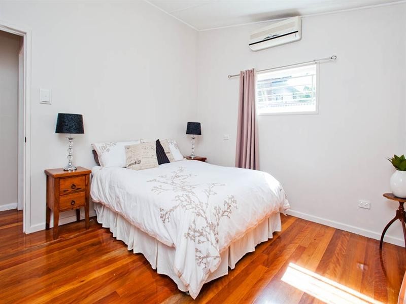 32 Hector Road, Holland Park QLD 4121