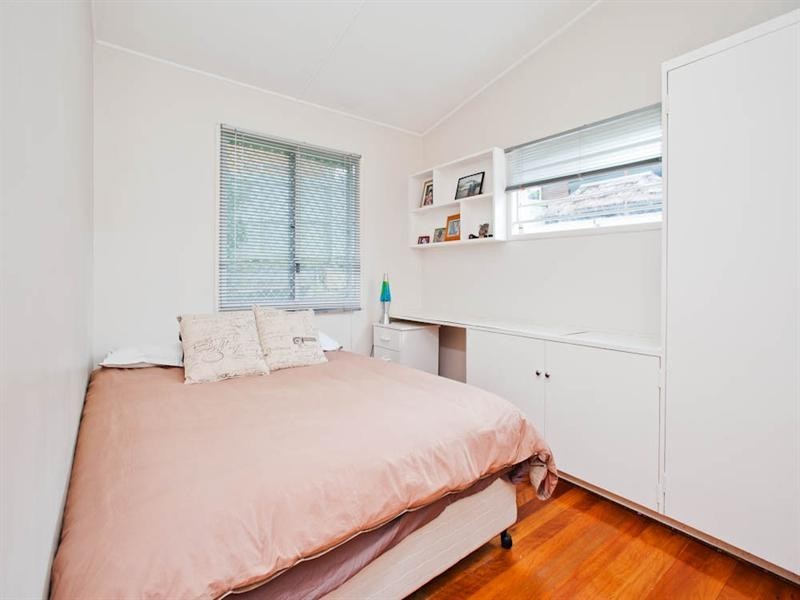 32 Hector Road, Holland Park QLD 4121