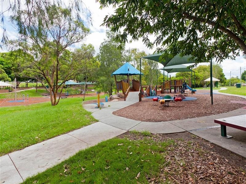 19 Roscoe Street, Holland Park QLD 4121