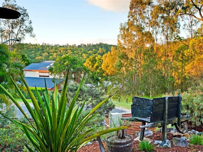 15 Stonyfell Court, Holland Park QLD 4121