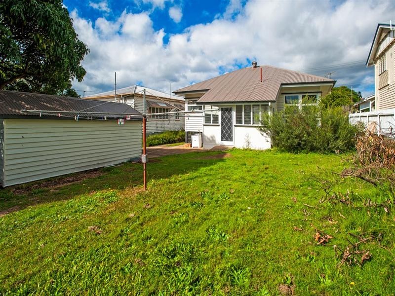 32 Barter Avenue, Holland Park QLD 4121