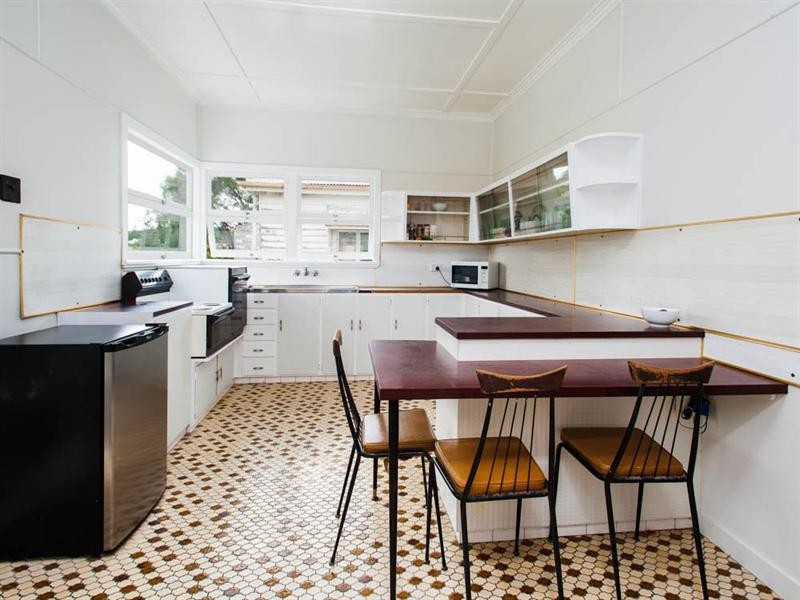 32 Barter Avenue, Holland Park QLD 4121
