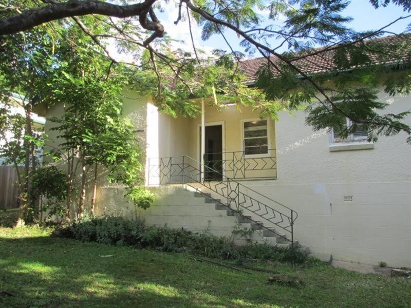 865 Logan Road, Holland Park West QLD 4121