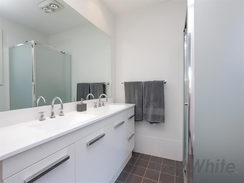 4 Harcourt Parade, Macquarie Hills NSW 2285