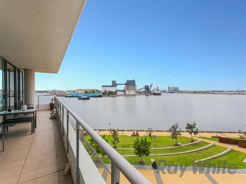 301/19 Honeysuckle Drive, Newcastle NSW 2300