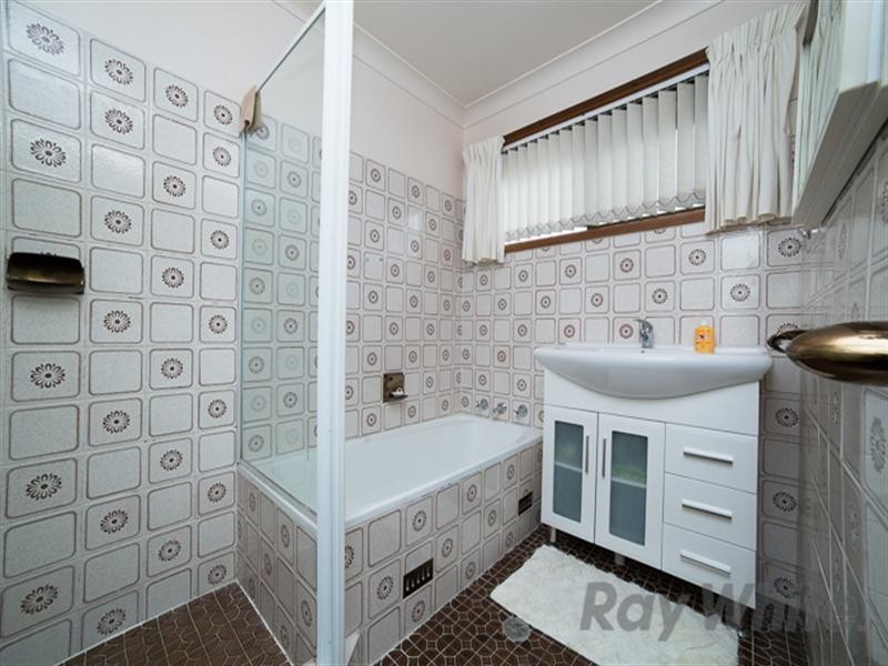 17 Railway Crescent, Belmont North NSW 2280