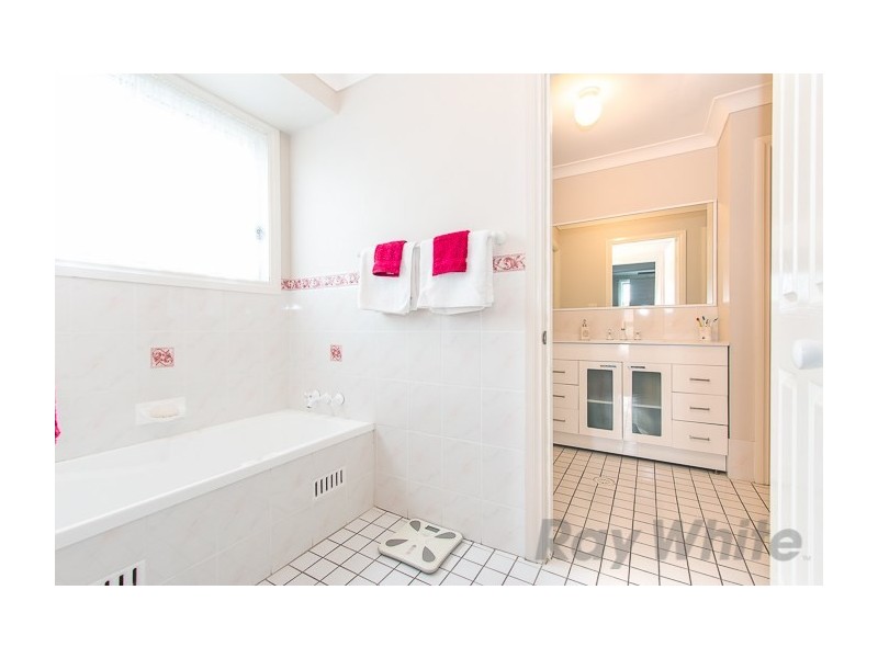 8 Calancra Avenue, Cameron Park NSW 2285