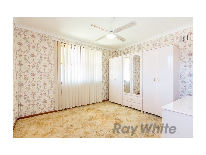 4 Pine Place, Gateshead NSW 2290