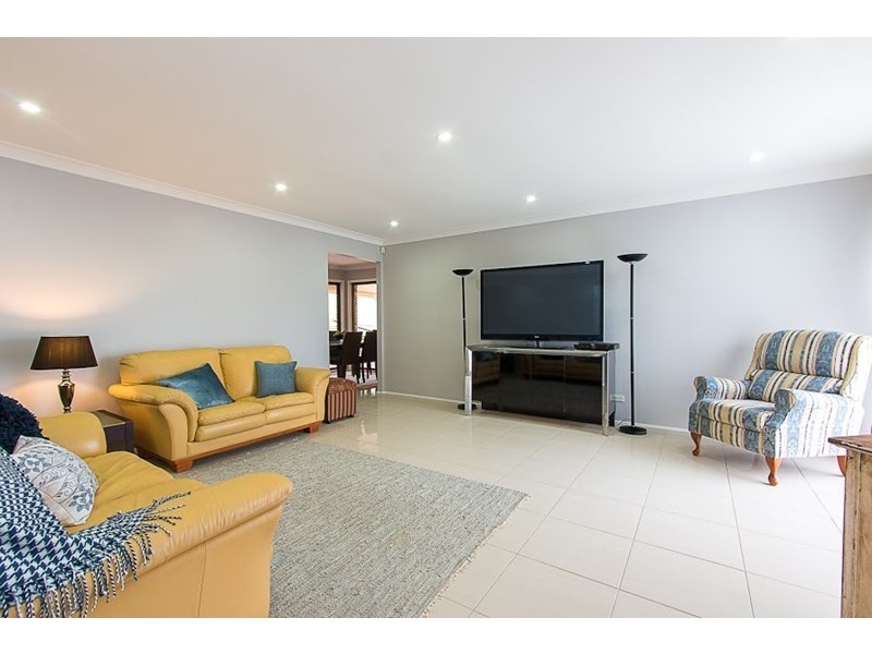 14 Woodside Drive, Eleebana NSW 2282