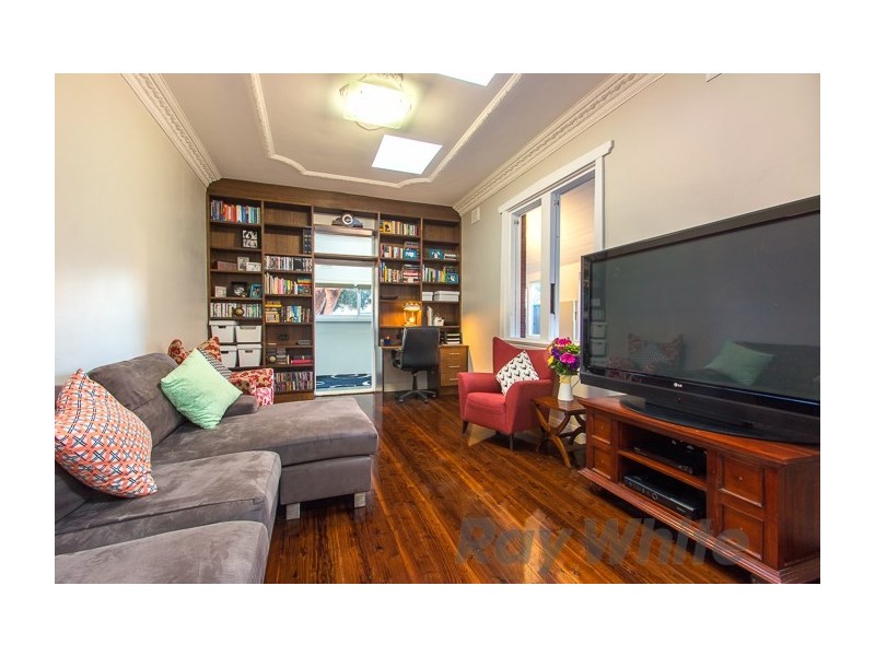 8 Kitchener Parade, Mayfield East NSW 2304