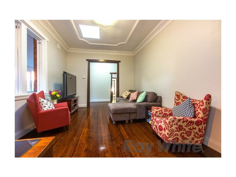 8 Kitchener Parade, Mayfield East NSW 2304