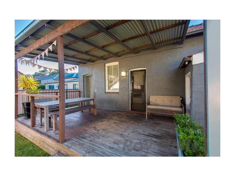 8 Kitchener Parade, Mayfield East NSW 2304