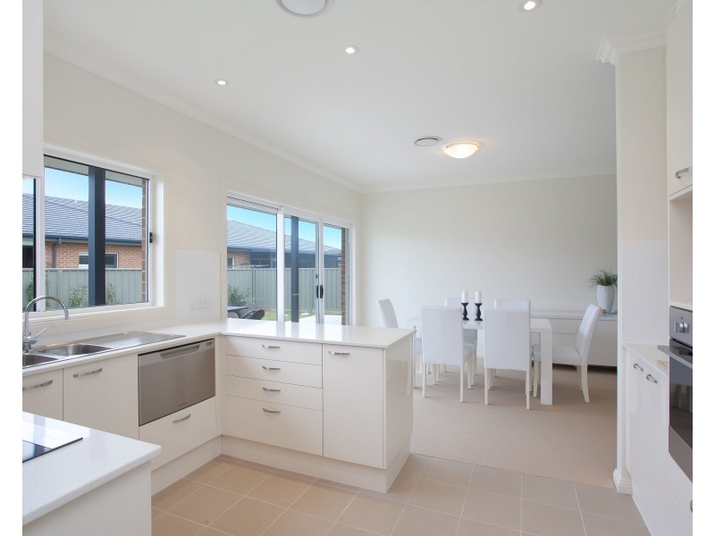 8 Cockatoo Court, Fullerton Cove NSW 2318