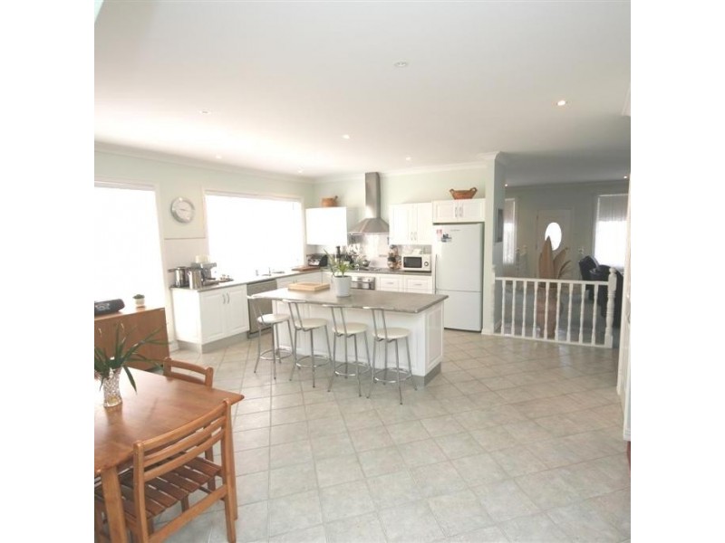 90 Caves Beach Road, Caves Beach NSW 2281