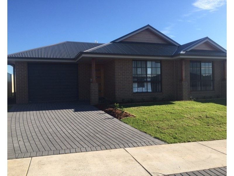 18 Sapphire Drive, Rutherford NSW 2320