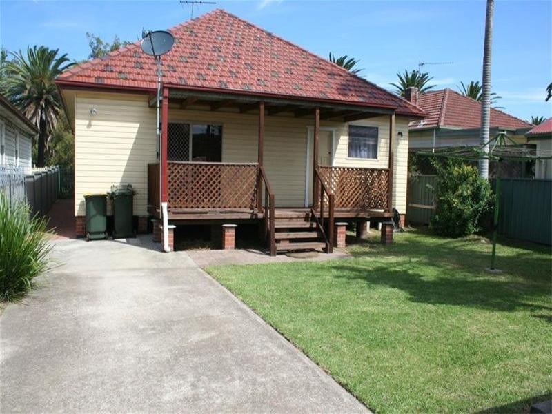 9 Station Street, Waratah NSW 2298