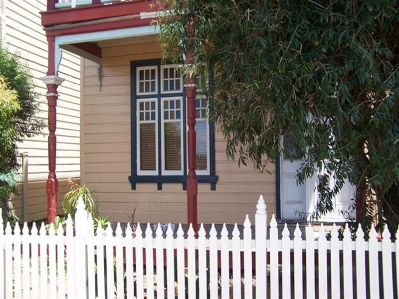 2/4 The Boltons, Newcastle NSW 2300