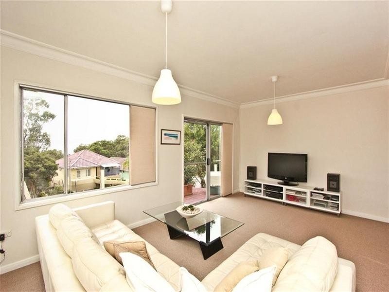 2 Albury, Dudley NSW 2290