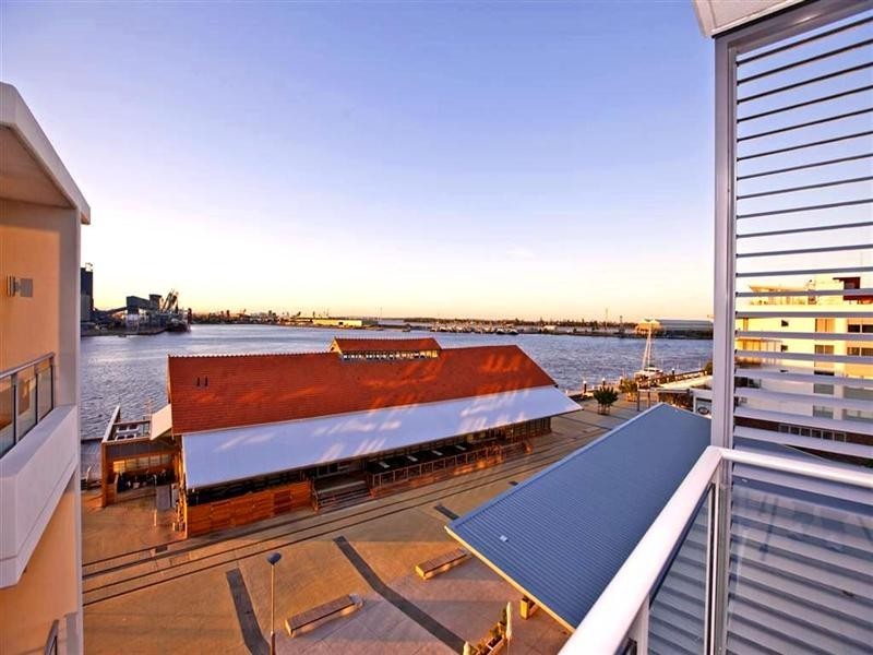 401/15 Honeysuckle Drive, Newcastle NSW 2300