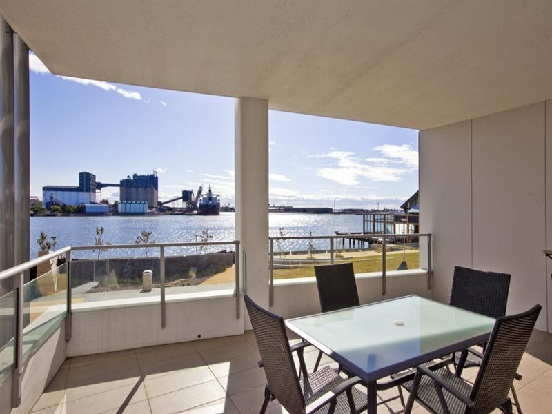 102/17 Honeysuckle Drive, Newcastle NSW 2300