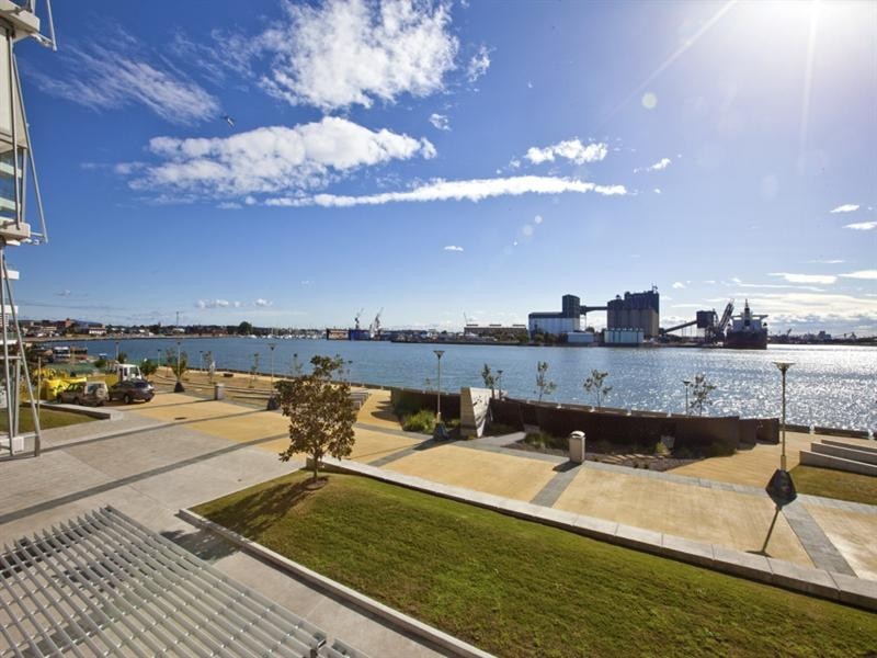 102/17 Honeysuckle Drive, Newcastle NSW 2300