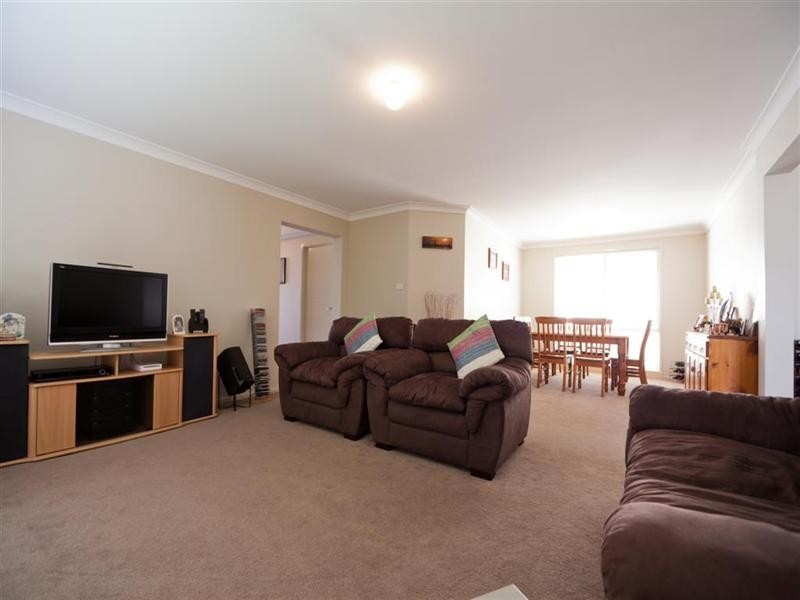 15 Lakeaire Circuit, Cameron Park NSW 2285