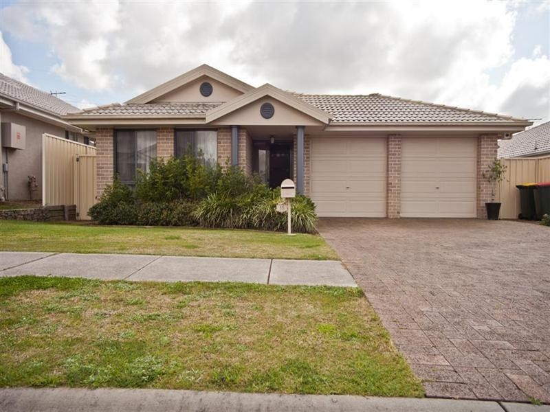 15 Lakeaire Circuit, Cameron Park NSW 2285