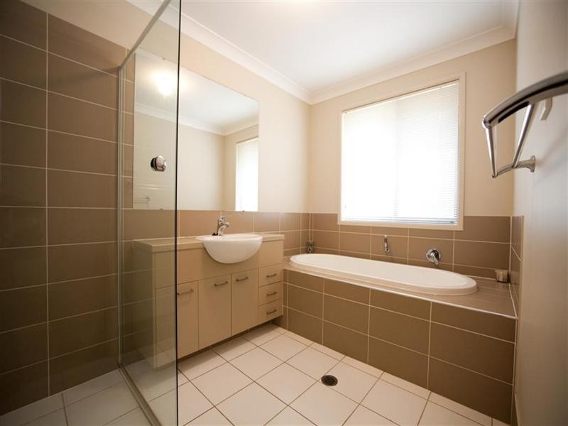 15 Lakeaire Circuit, Cameron Park NSW 2285