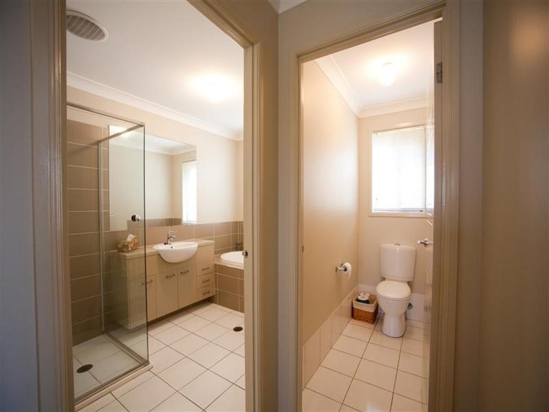 15 Lakeaire Circuit, Cameron Park NSW 2285