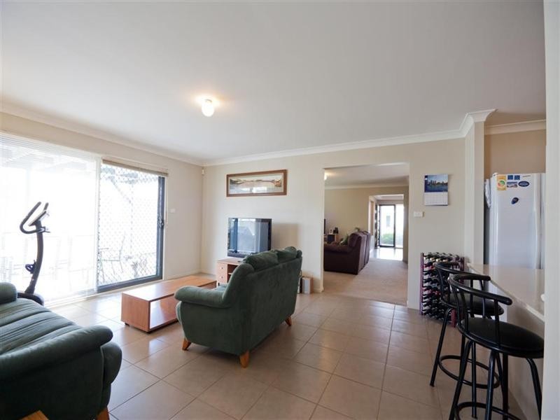 15 Lakeaire Circuit, Cameron Park NSW 2285